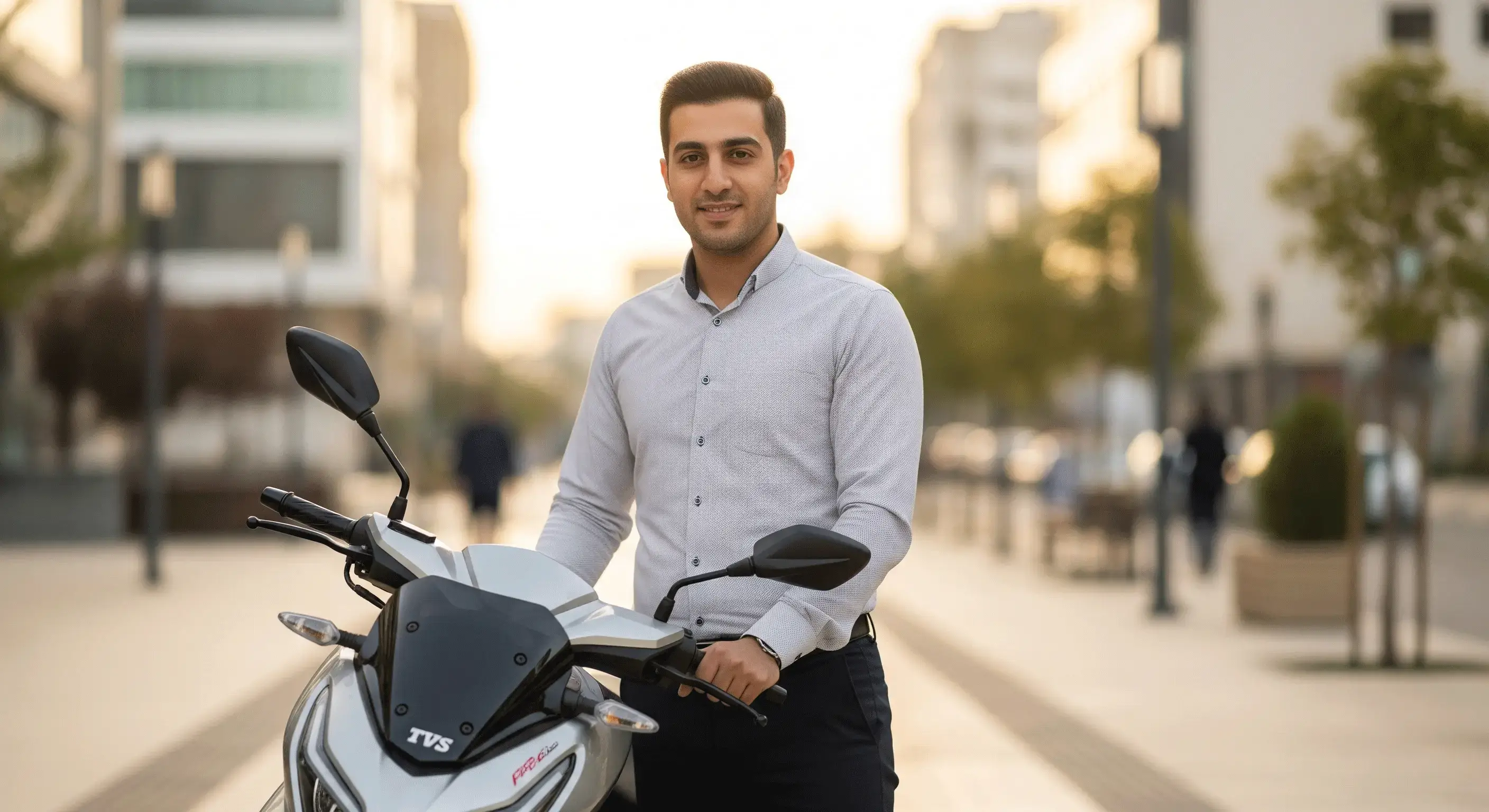 معلم مرد ایرانی در کنار موتور سیکلت اقساطی نیرو موتور از آپ بازار